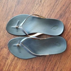 Olukai sandals size 8